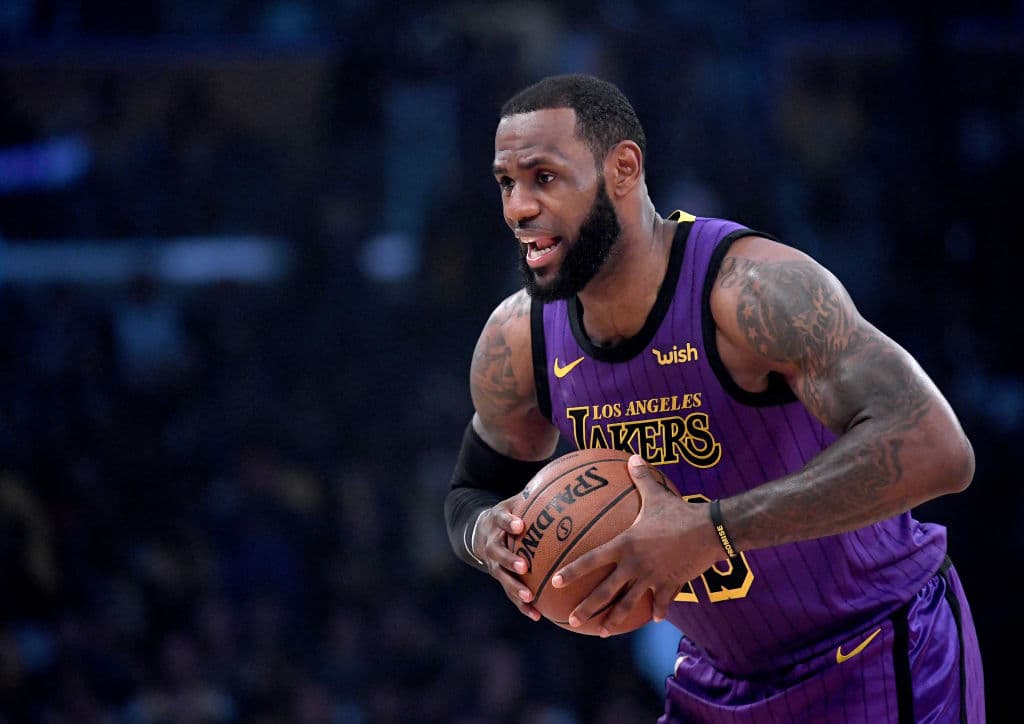 En el partido frente a los San Antonio Spurs, LeBron James se convirtió en el primer jugador que anota 10 puntos en 1000 partidos consecutivos.