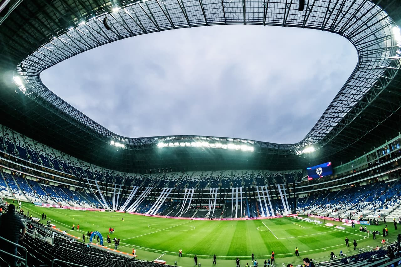 El estadio más nuevo de México, el BBVA de Monterrey y casa de los Rayados. Inaugurado en 2015 y con un costo de 200 millones de dólares, levanta la mano por México para el Mundial de 2026.