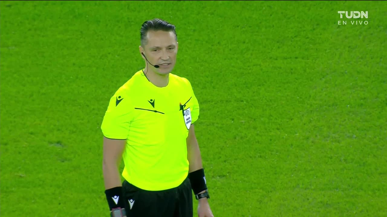 Arranca el partido y la pelota está en juego.