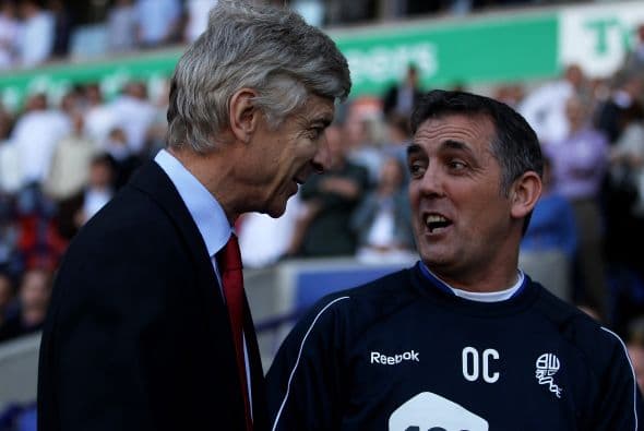 Los técnicos de los clubes no perdieron la oportunidad de saludarse previo al encuentro.