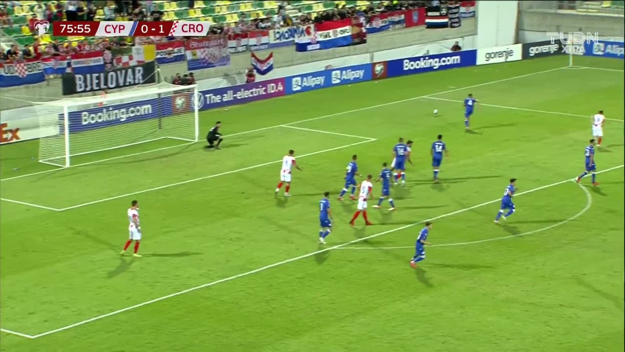 ¡TIRO ATAJADO! disparo por Josip Brekalo.