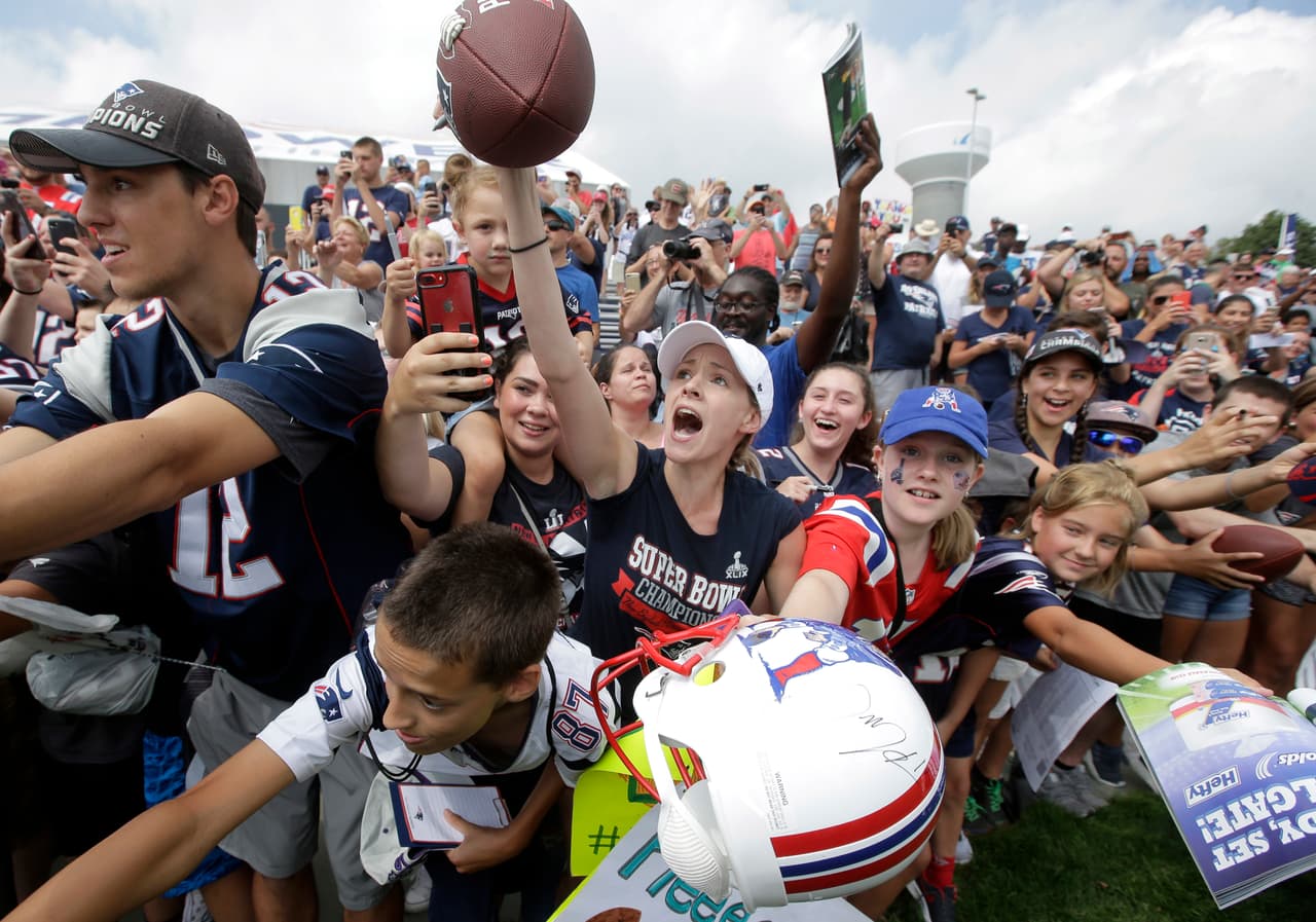 Los aficionados de los New England Patriots acudieron a la práctica en Foxborough, Massachusettsde este hoy 3 de agosto de 2017 para festejar con porras y letreros a su ídolo Tom Brady quien cumplió 40 años este jueves.