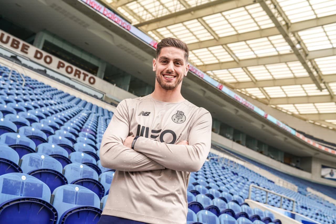 'Tecatito' Corona no aperece en la campaña publicitaria del nuevo Jersey del club y los rumores de su salida son cada vez más fuertes.