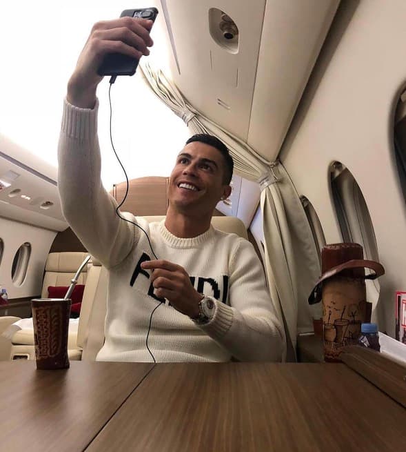 De acuerdo con algunos reportes, este jet privado de Cristiano Ronaldo cuenta con un horno eléctrico, horno de microondas, refrigerador, teléfono satelital y hasta un sistema de entretenimiento. Así, sus hijos (y él) tienen asegurado un buen tiempo mientras vuelan.
<br>