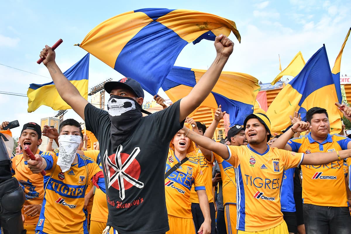 Afuera del Estadio Universitario los fanáticos de Tigres prepararon la fiesta.