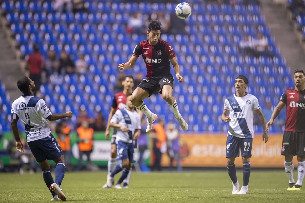 Y vaya que el equipo atlista mostró recursos, pues intentaron con paredes de cara al área, tiros de larga distancia y con centros, pero nada les funcionaba.