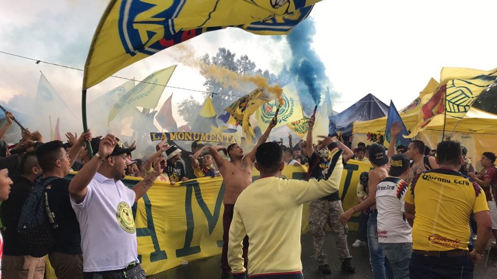 Fanáticos americanistas en las afueras del Estadio Azteca previo al partido por la segunda jornada de la Liga MX entre América y Atlas.