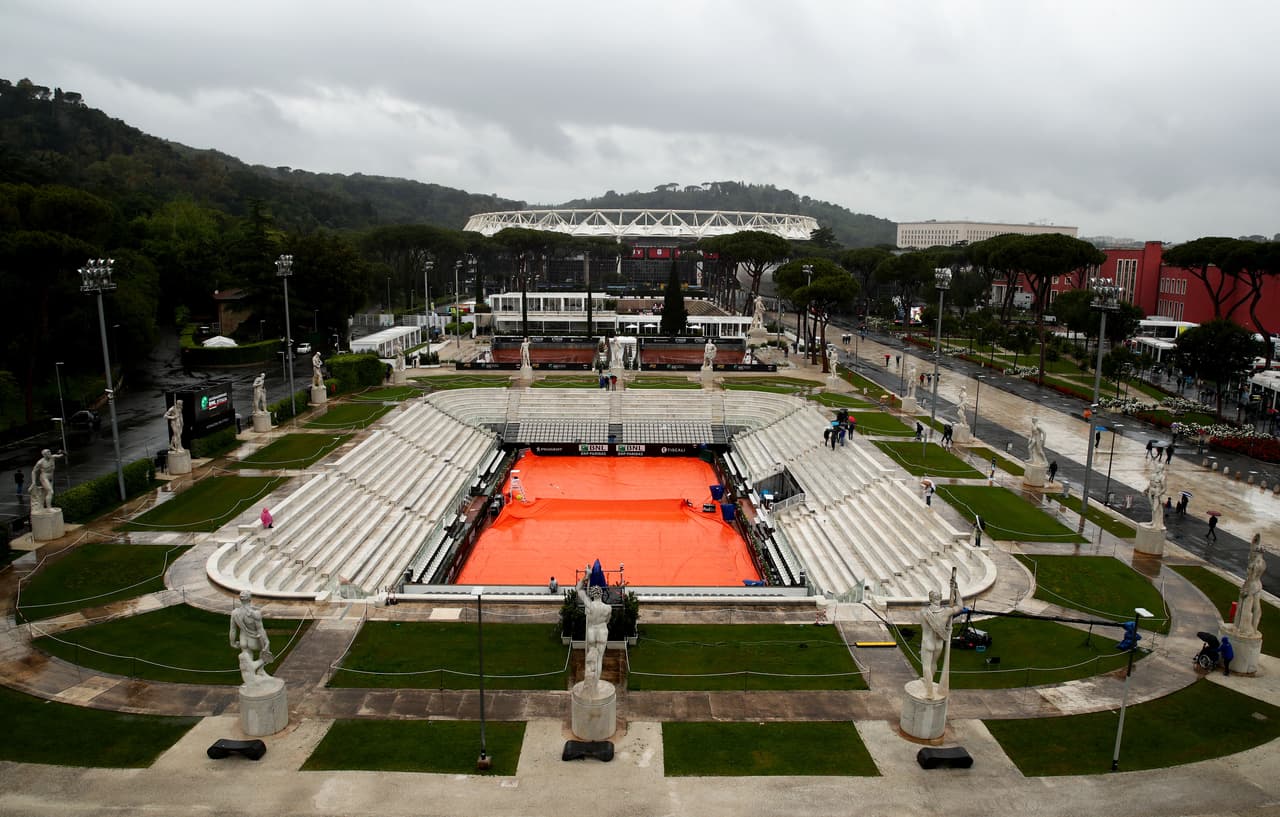 Los fanáticos del tenis mundial y los presentes en Italia se quedaron con las ganas de ver el debut de Roger Federer, Rafael Nadal y Novak Djokovic en el Masters 1,000 de Roma, cuya jornada se suspendió por la lluvia.