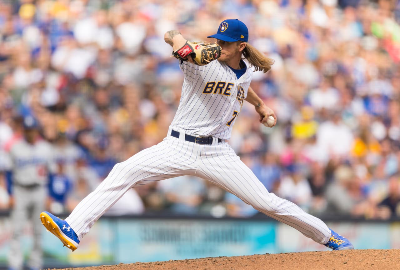 Para la novena entrada, los Milwaukee Brewers enviaron a su pitcher relevista estelar en la persona de Josh Hader (0-2), pero fue él quien permitió el jonrón decisivo a Bellinger. Cargó con la derrota.