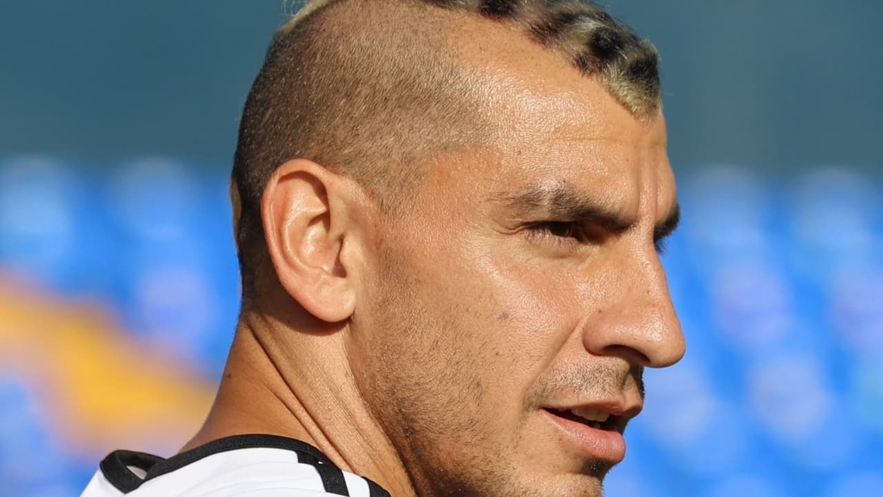 Nahuel Guzmán presume cabello pintado como felino