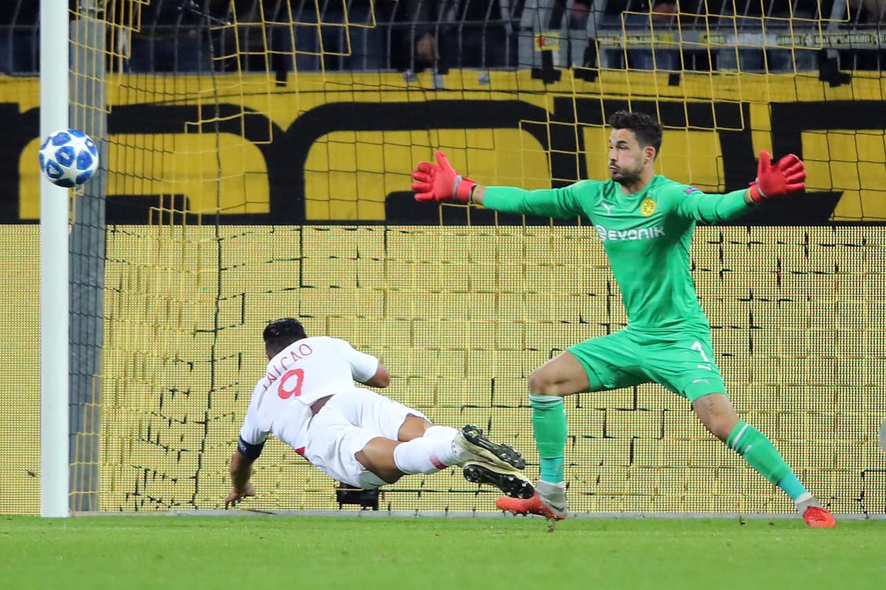 Pero en esta oporutnidad su remate se iba desviado. Era la primera clara del partido.