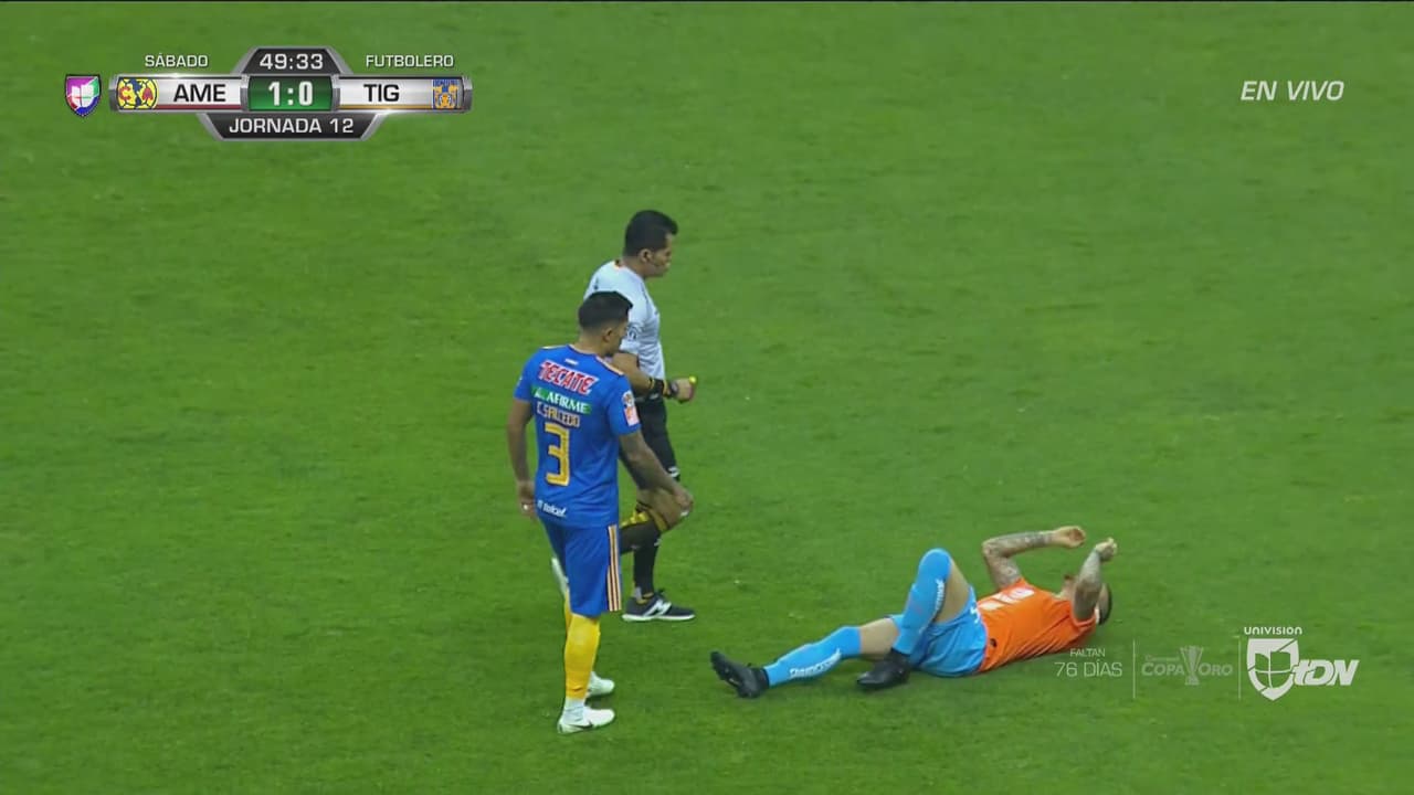 Alarma en América: Nico Castillo se fue lesionado