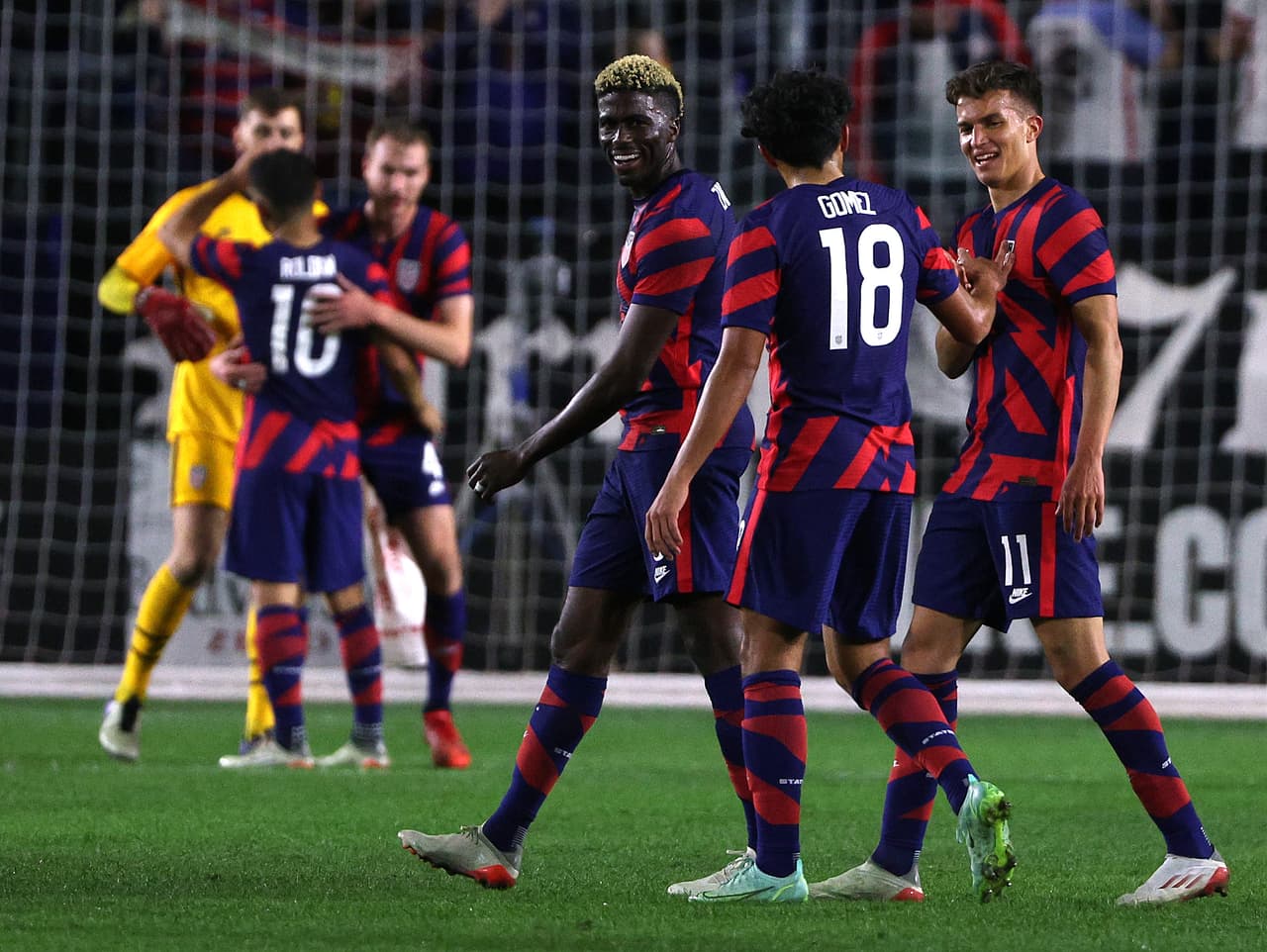 Estados Unidos sufrió pero de último momento venció a Bosnia.