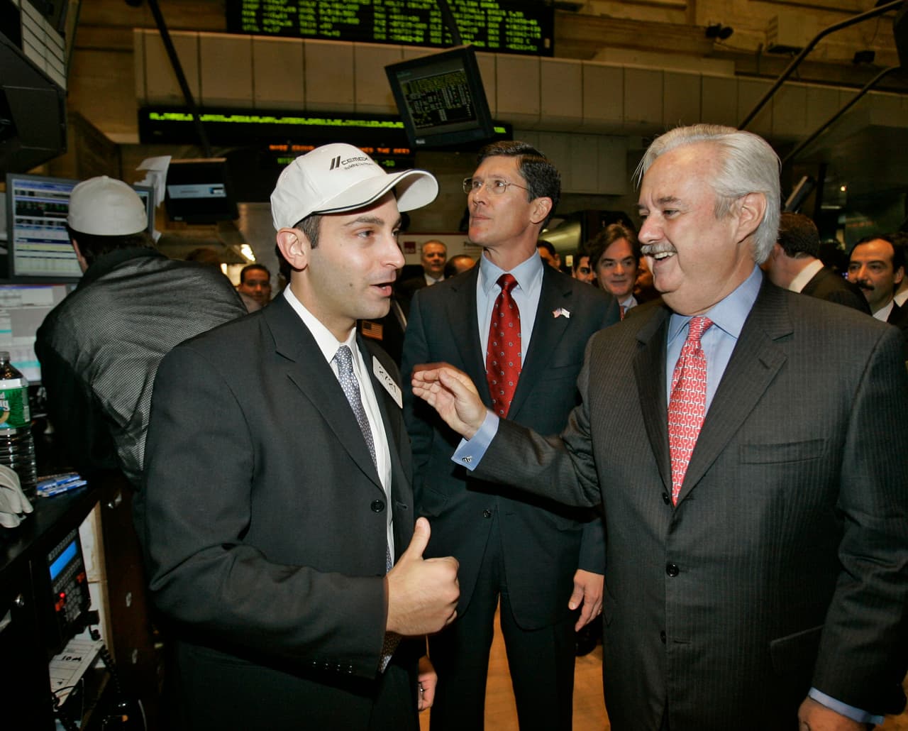 Cementos Mexicanos (CEMEX) y FEMSA crearon Sinergia Deportiva, un plan para sanear las finanzas de los Tigres y comenzar un proceso de profesionalización.