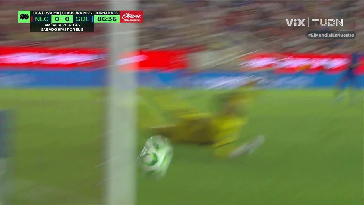 ¡Poste! Chivas iba a hacer un golazo pero Unsaín y el poste evitan el 0-1