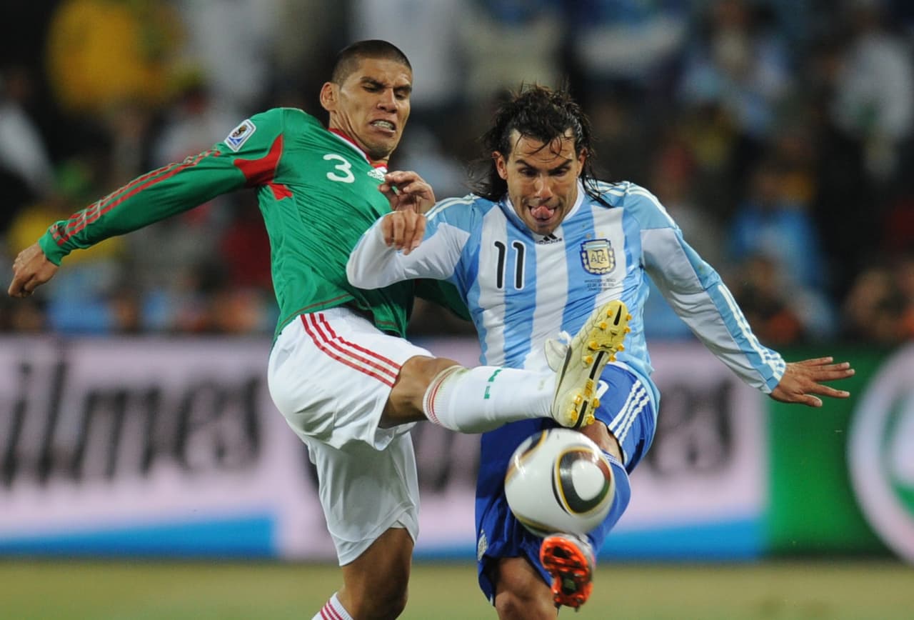 México sufrió una pesadilla en aquel partido con errores claros en defensa que facturaron Carlos Tévez y Gonzalo Higuaín para poner el marcador 3-0, Javier Hernández acortaría la diferencia a 1-3 al minuto 71 pero de poco sirvió al final.