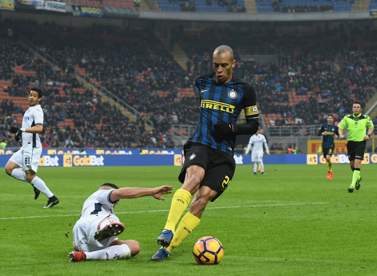 Tite, seleccionador brasileño, cortó a Thiago Silva y prefiere ponerlo de titular a Miranda, de lo más rescatable del Inter de Milán.