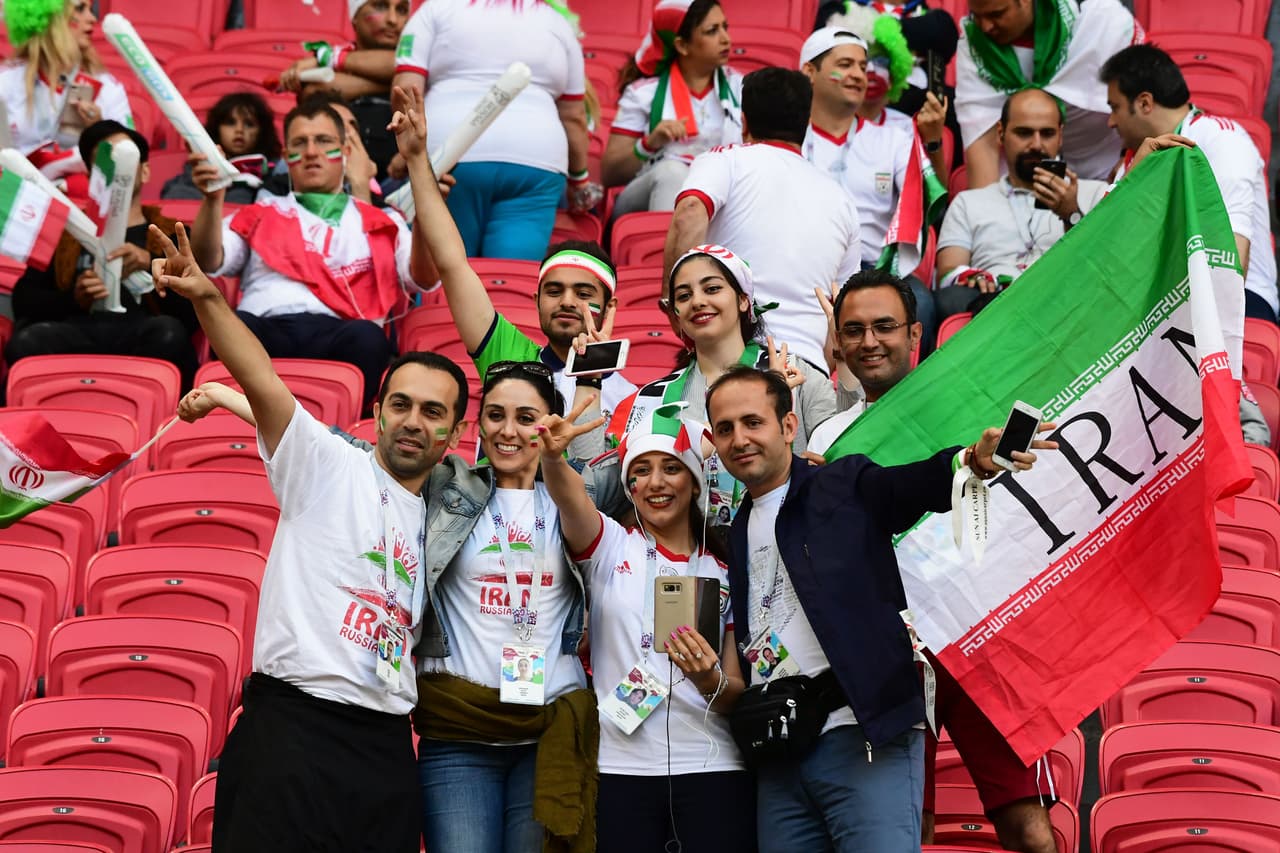 La pasión, alegría y colorido fueron expresados por los hinchas de España e Irán en medio del partido del grupo B entre ambas selecciones por el Mundial de Rusia 2018.