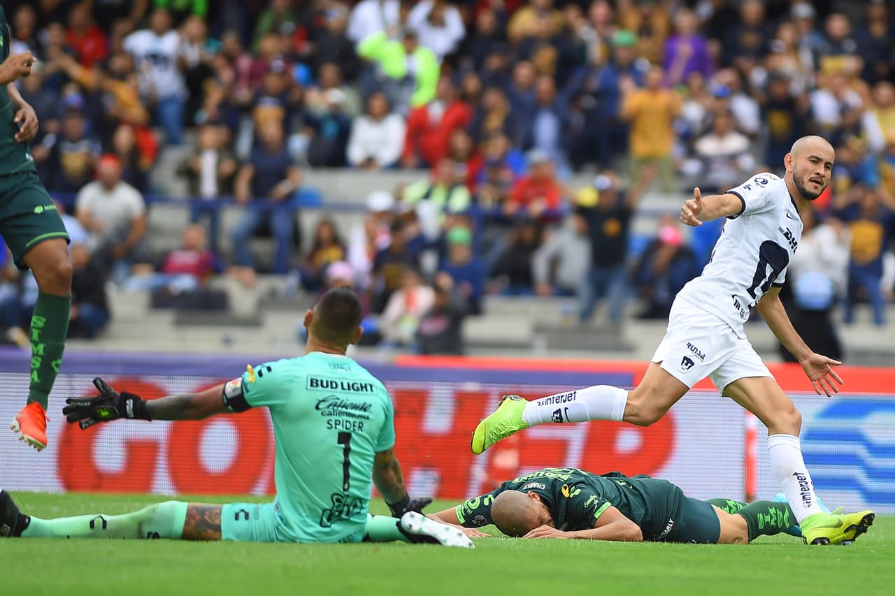 Carlos González fue factor para que los Pumas de la UNAM derrotaran 2-0 al líder Santos Laguna.