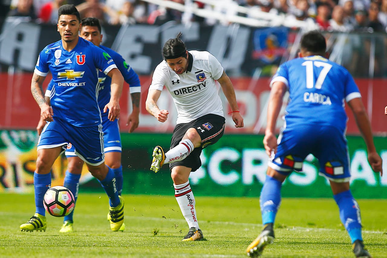 Ya fuera del país, en Chile el clásico de Santiago es el Colo Colo-Universidad de Chile, considerado el Superclásico chileno. Practicamente la capital se divide en dos en cada partido, siendo los equipos con más afición de Santiago. El Cacique lidera los enfrentamientos por 103-62 sobre la U.