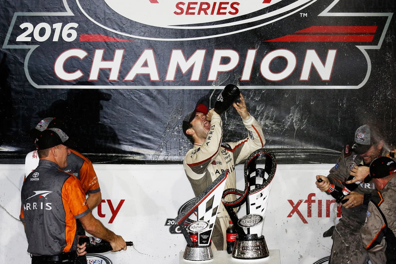 Suárez comenzó su carrera en 2002 en karts y compitió en un Mundial de Rótax, donde se enfrentó a Esteban Gutiérrez.