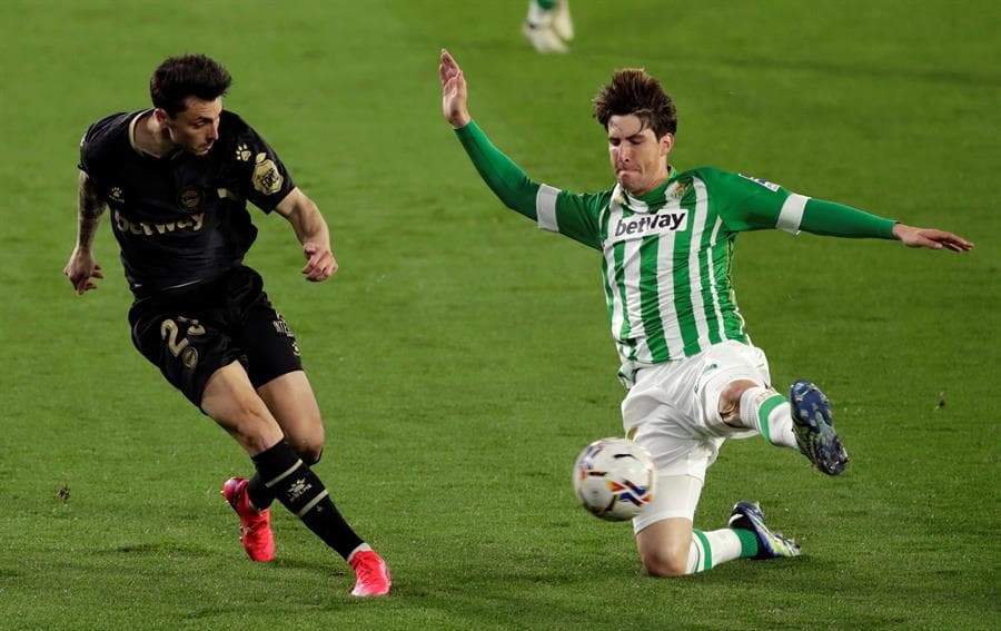 Real Betis se impone al Alavés con remontada por 3-2. Los verdiblancos perdían por goles de Joselú y Edgar Méndez, pero fue el doblete de Borja Iglesia y el gol de Joaquín ya casi al final del partido, que le dio la victoria al equipo de casa, durante la Jornada 26 de LaLiga.