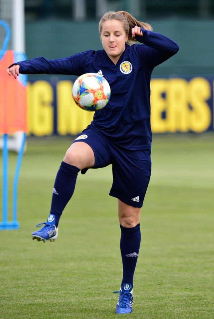 La Selección femenil de Escocia cerró su preparación para participar en su primera aventura en una Copa Mundial Femenina cuando el domingo próximo hagan su presentación en una competencia de esta envergadura ante, ni más ni menos que, Inglaterra, una nación con una gran rivalidad en el campo de fútbol sin importar la rama o la categoría. En medio de la última práctica antes de viajar a Francia algunas jugadoras participaron en una interesante sesión fotográfica.