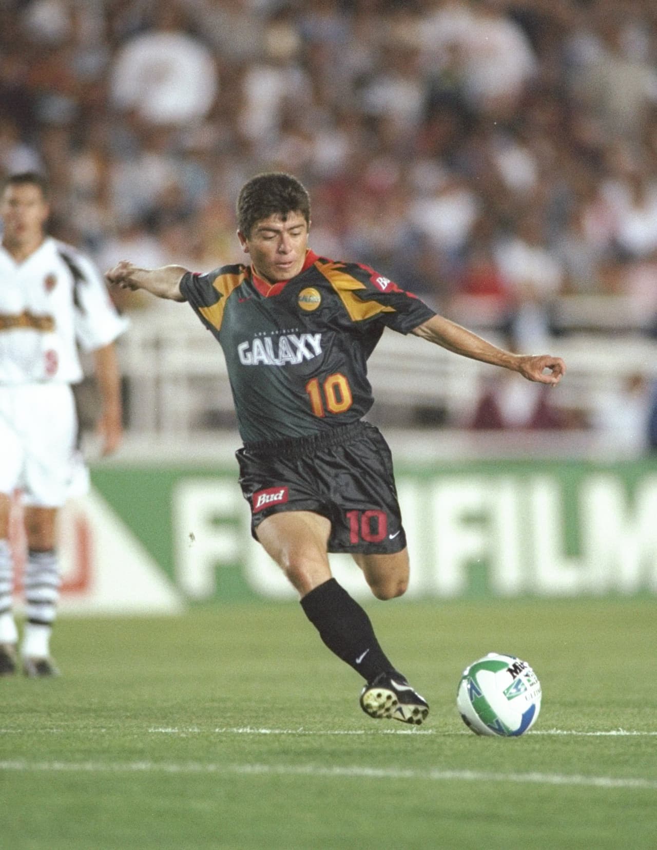 El creativo era el salvadoreño Mauricio Cienfuegos, quien guió al cuadro angelino a dos copas de la MLS.