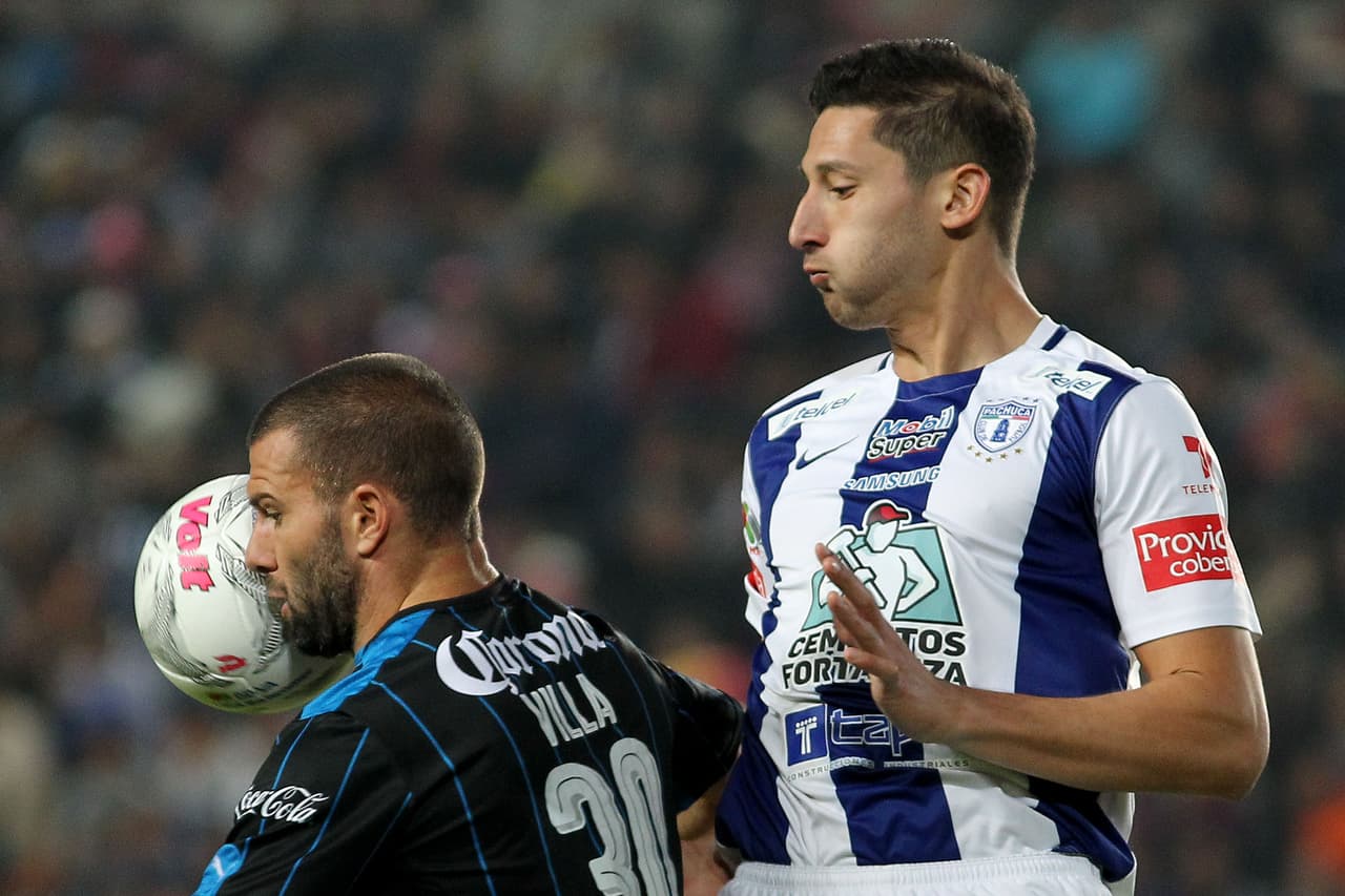 Emanuel Villa, Querétaro.- El delantero de los Gallos Blancos no pudo ante la defensiva de los Tuzos en la derrota en el estadio Hidalgo. Tito Villa no logró sacar su olfato goleador ante un Óscar Pérez que siempre estuvo atento en las jugadas y seguro con el balón en las manos.