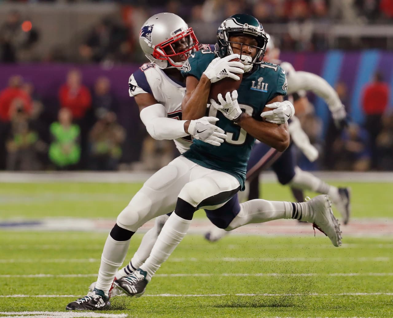 ¡Que clase de juego! No hay tiempo de distracciones. Los Eagles han requerido de 3 minutos para recorrer 70 yardas y estar tocando la puerta de los Patriots de nueva cuenta.
