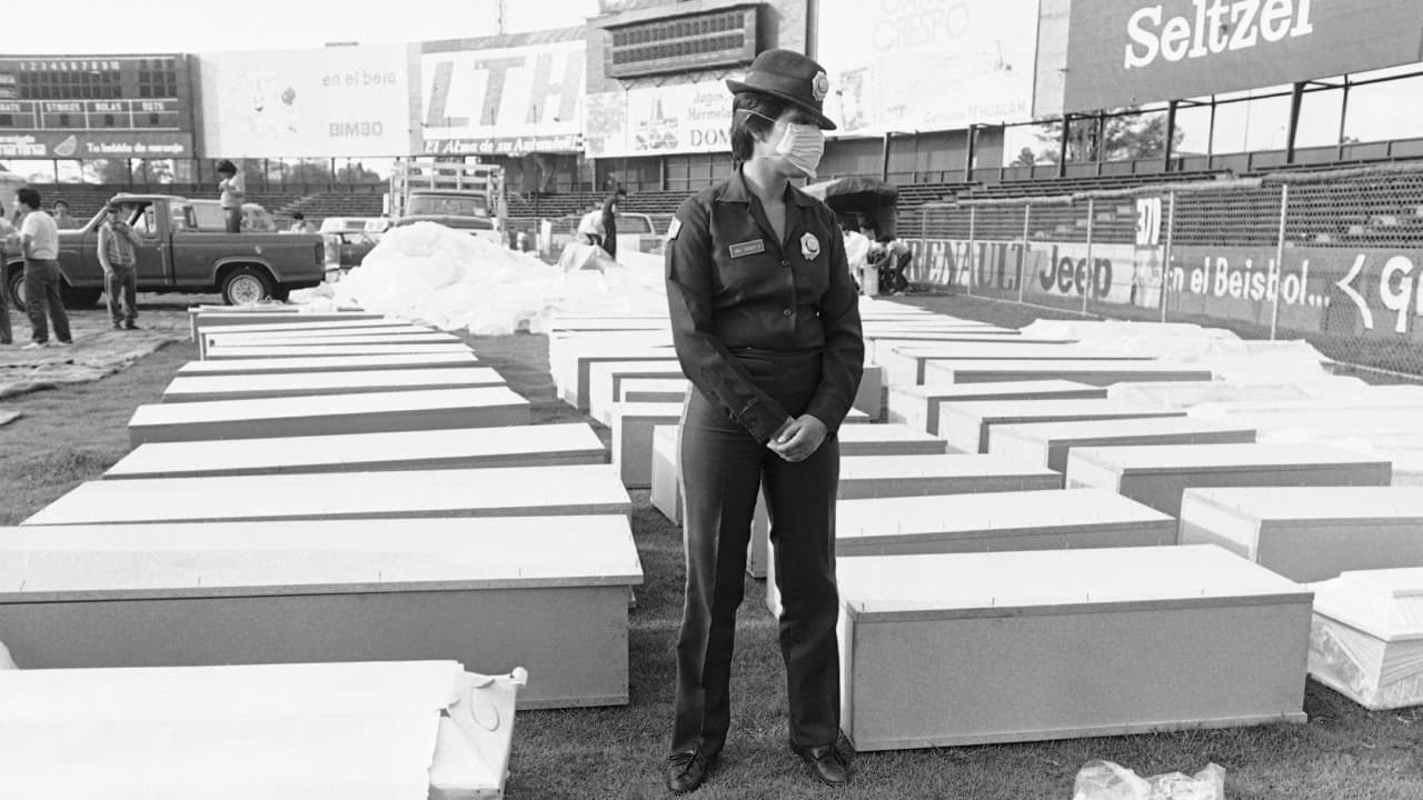 Al Parque del Seguro Social llegaron cuerpos de las víctimas para ser reconocidos.
