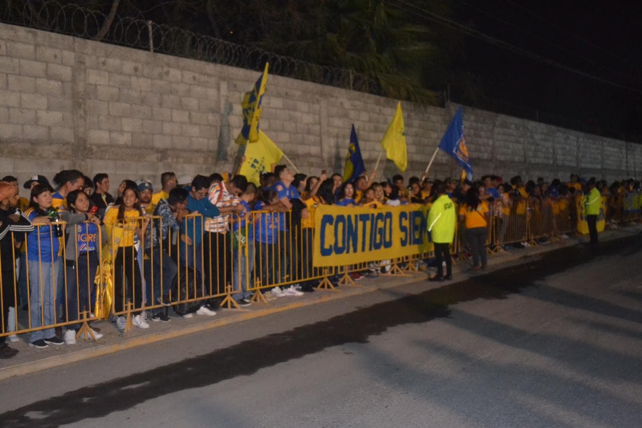 Llega la noche en Monterrey y el el Estadio Universitario se prepara para albergar otra final femenil entre Tigres y Monterrey.