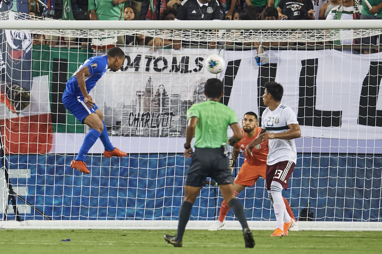 Y el segundo, fue un error en la marcación por parte de la defensa en el área mexicana tras el cobro de un tiro libre donde llegó a rematar colocado Jordy Delem, dejando como estatua, y sin oportunidad de reacción a Orozco. Fueron tiros muy complicados pero Martinica solo tuvo tres tiros a gol y dos sacudieron la red.