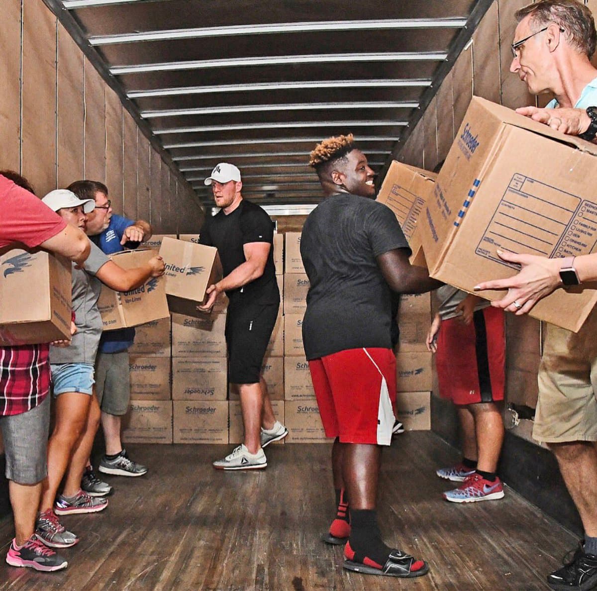 J.J. Watt juntó 20 millones de dólares para Houston y ya puso manos a la obra