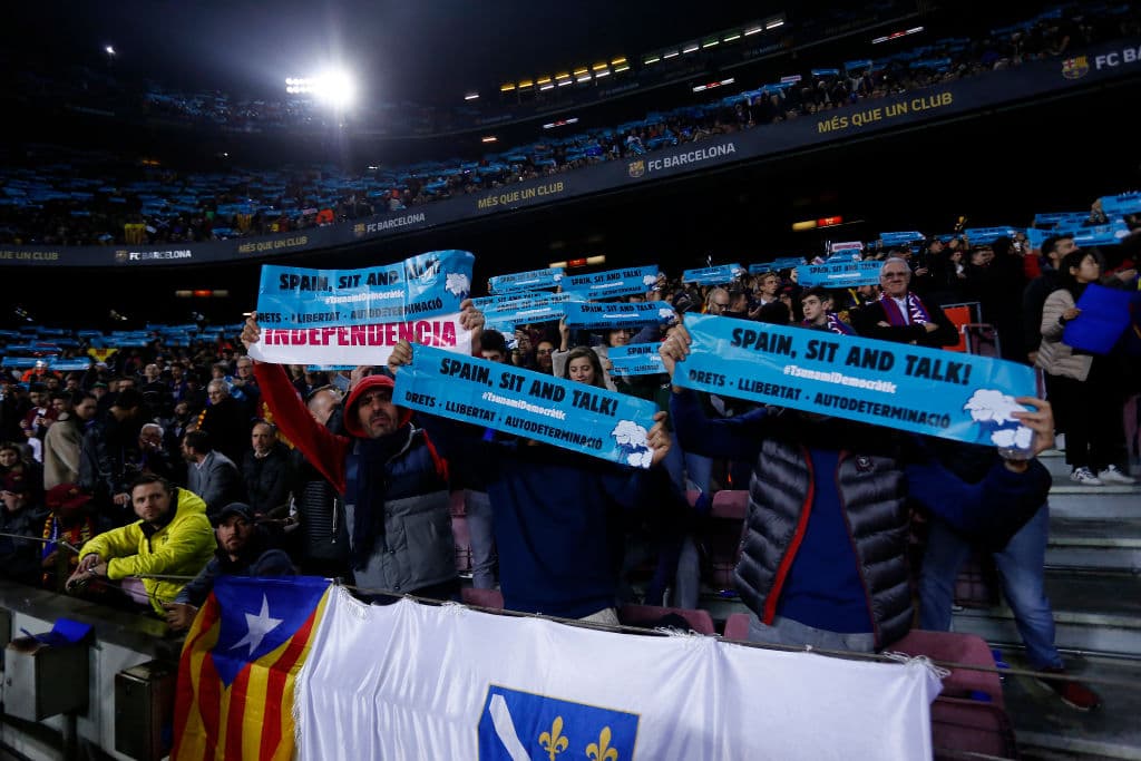 De forma pacífica, los catalanes se manifestaron con pancartas, balones y cantos al ritmo de 'Spain, sit and talk'.