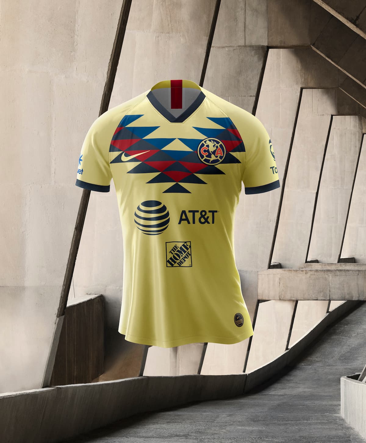 Los rumores se confirmaron y el América tendrá un jersey muy llamativo, que recuerda el diseño de la temporada 2017/18. Esta vez el patrón de las plumas del Águila en el pecho es mucho más pequeño, pero no deja de ser elegante.