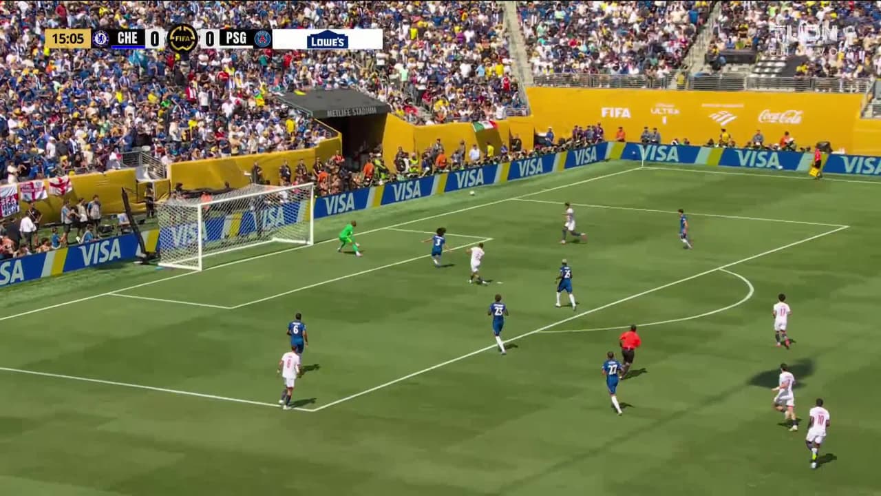 ¡¡ERA TU GOL DOUÉ!! Tremendo centro a ras de pasto y el candidato al Golden Boy no quiso rematar