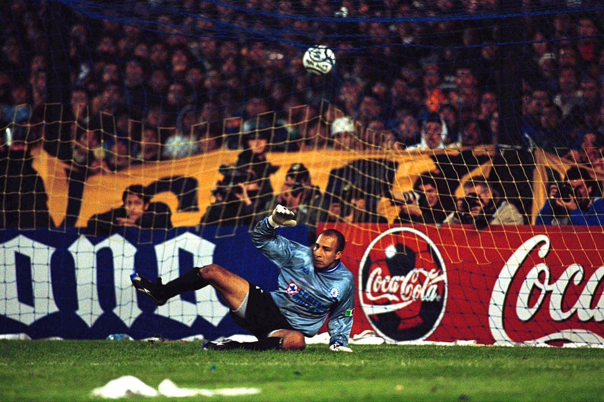 El arquero Óscar 'El Conejo' Pérez no pudo ser factor para Cruz Azul en la definición desde el punto penal. En la foto, el momento del gol de Marcelo Delgado, tercer penal anotado por Boca.