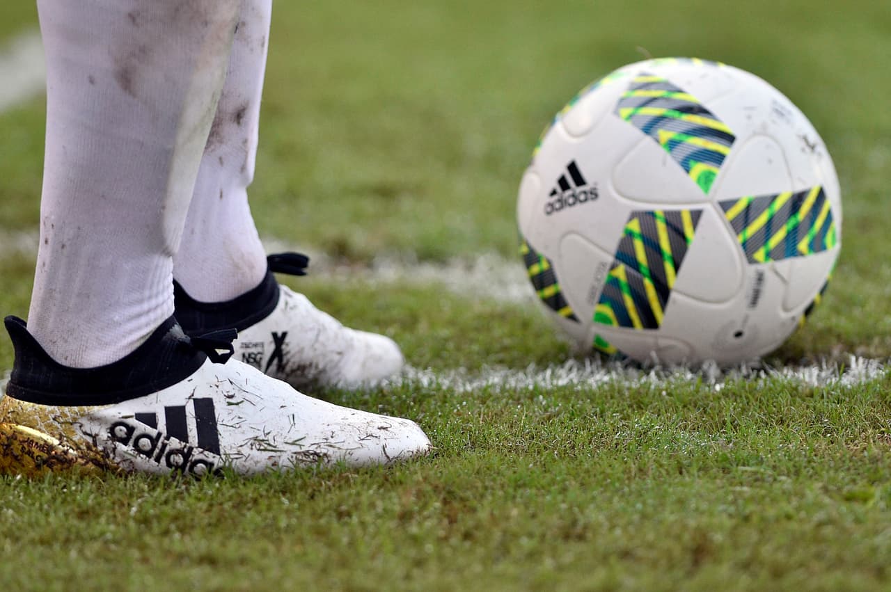 Actualmente el jugador colombiano utiliza la nueva línea Adidas X 16+ los cuales han sido actualizados de acuerdo a las nuevas mejores tecnológicas.