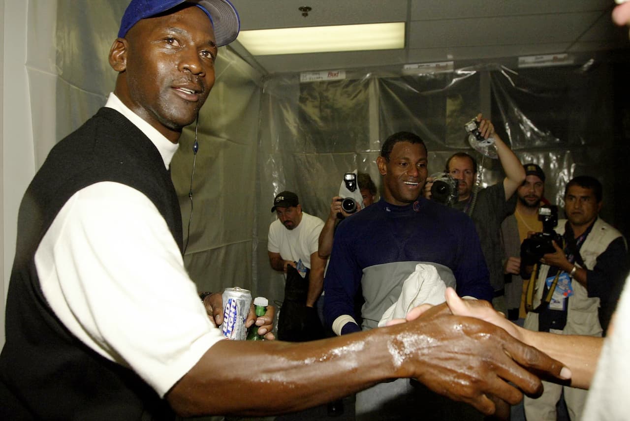 Los de Chicago ganaron su primer título divisional en 14 años en 2003 y en esa fiesta estuvo incluido el ídolo del basquetbol Michael Jordan. Caerían contra Florida en los playoffs.