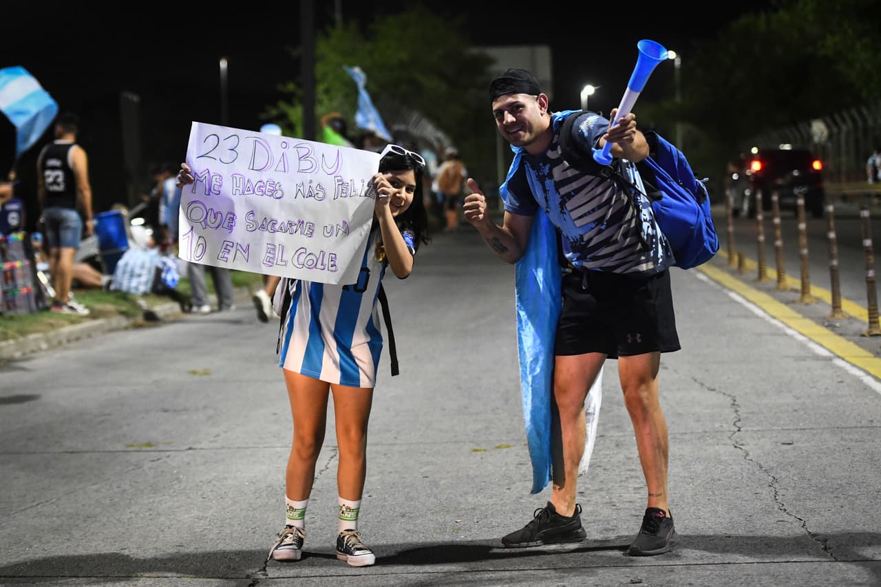 Festejos de la selección argentina en Buenos Aires tras ganar el Mundial Qatar 2022.