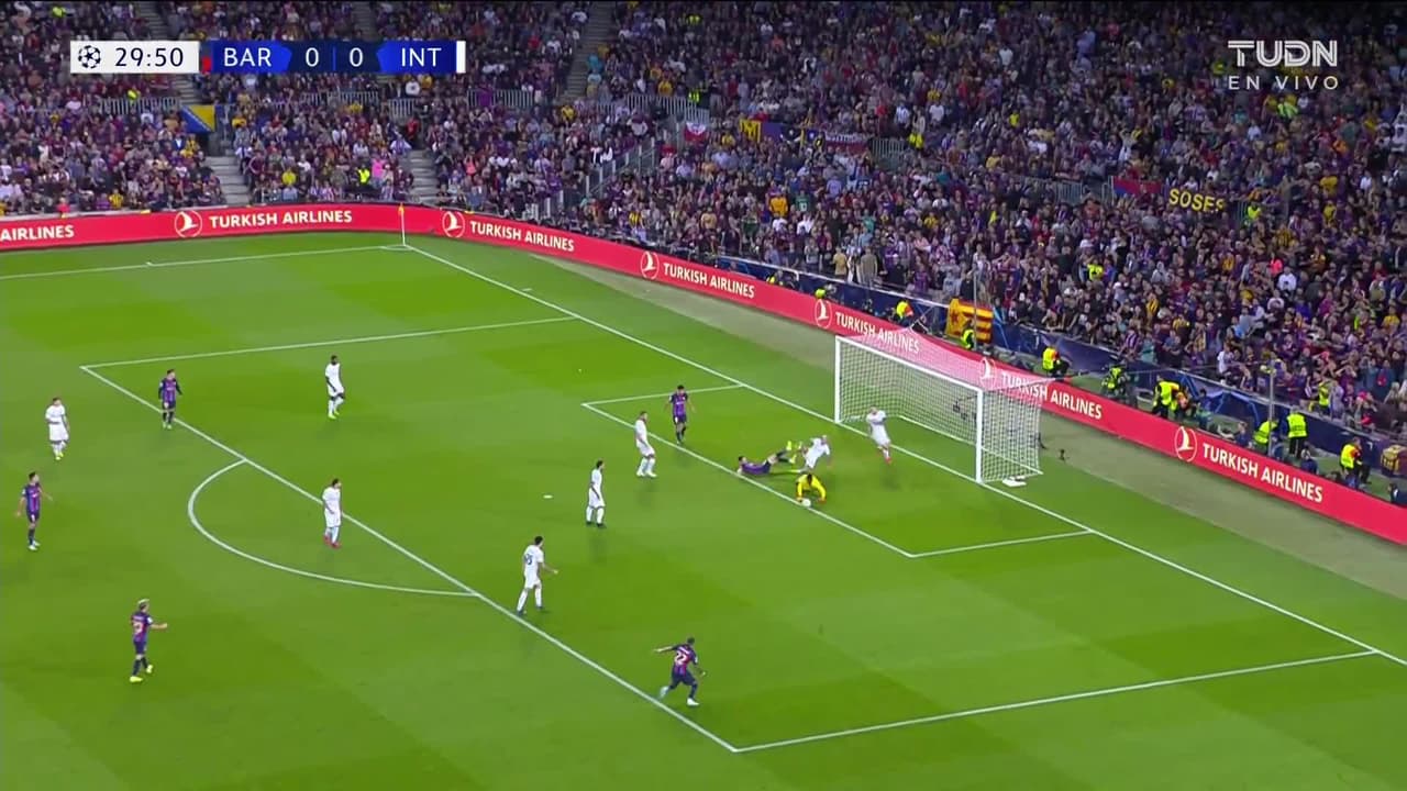 ¡TIRO ATAJADO! disparo por Robert Lewandowski.