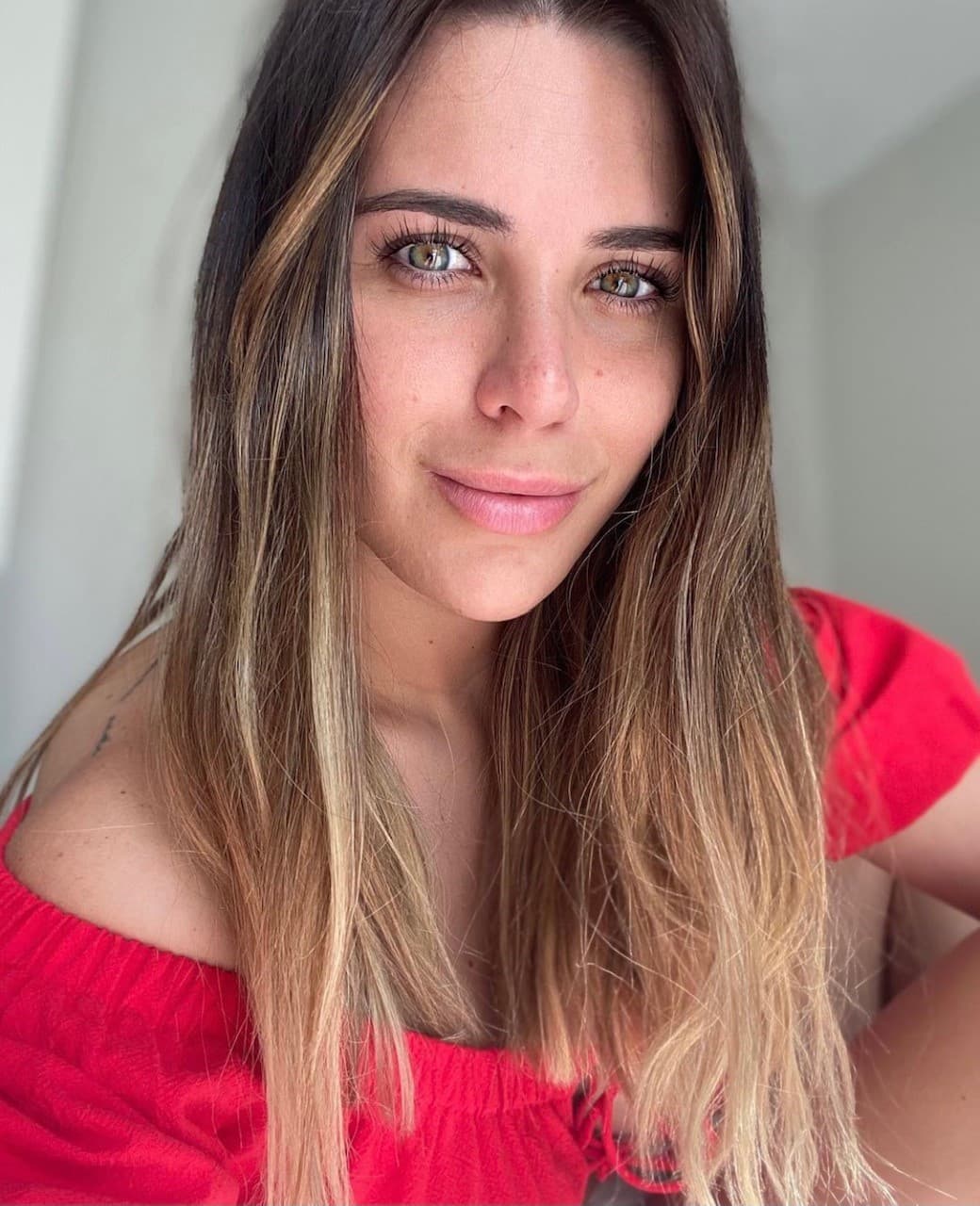 El amor de Mina y Fede es de película ya que se conocieron gracias cuando mina le escribió a Valverde en Instagram y días después viajó de Argentina a España para conocer a la joven figura del Real madrid.