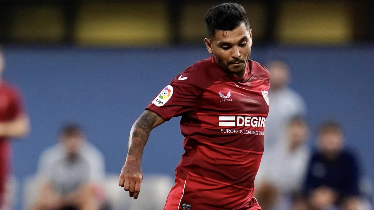 'Tecatito' Corona es titular y anota gol con el Sevilla