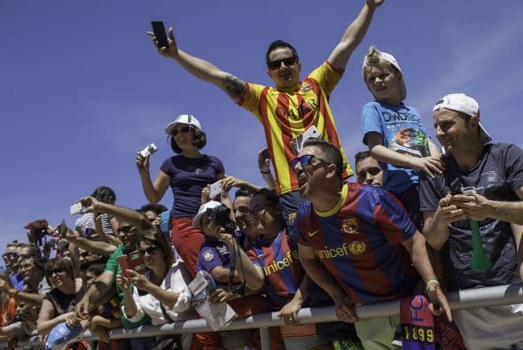 Las calles y monumentos en Barcelona y en Madrid se pintaban de azugrana con los aficionados culés.
