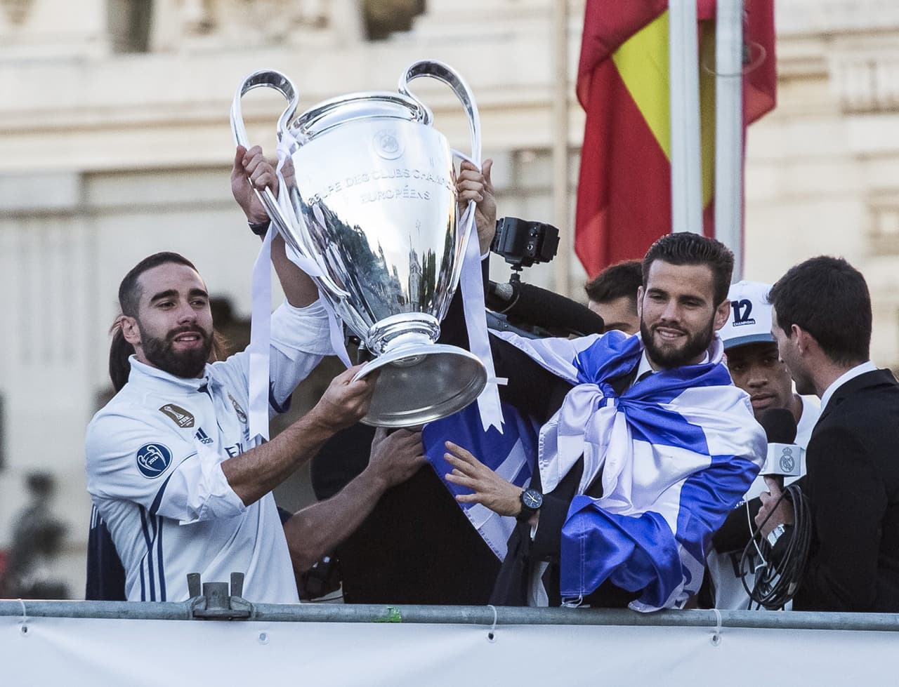 Uno a uno fueron subiendo los jugadores del Real Madrid a posar con la Champions League.