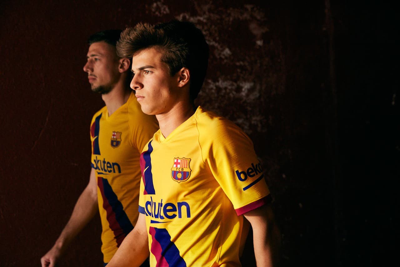 El F.C. Barcelona ya ha dado a conocer su segunda equipación para la temporada 2019/20. La prenda es un homenaje a La Masía por sus 40 años de fundación y al uniforme amarillo que usó el equipo en 1979. El detalle en esta playera está en la franaja azulgrana que cruza el pecho.