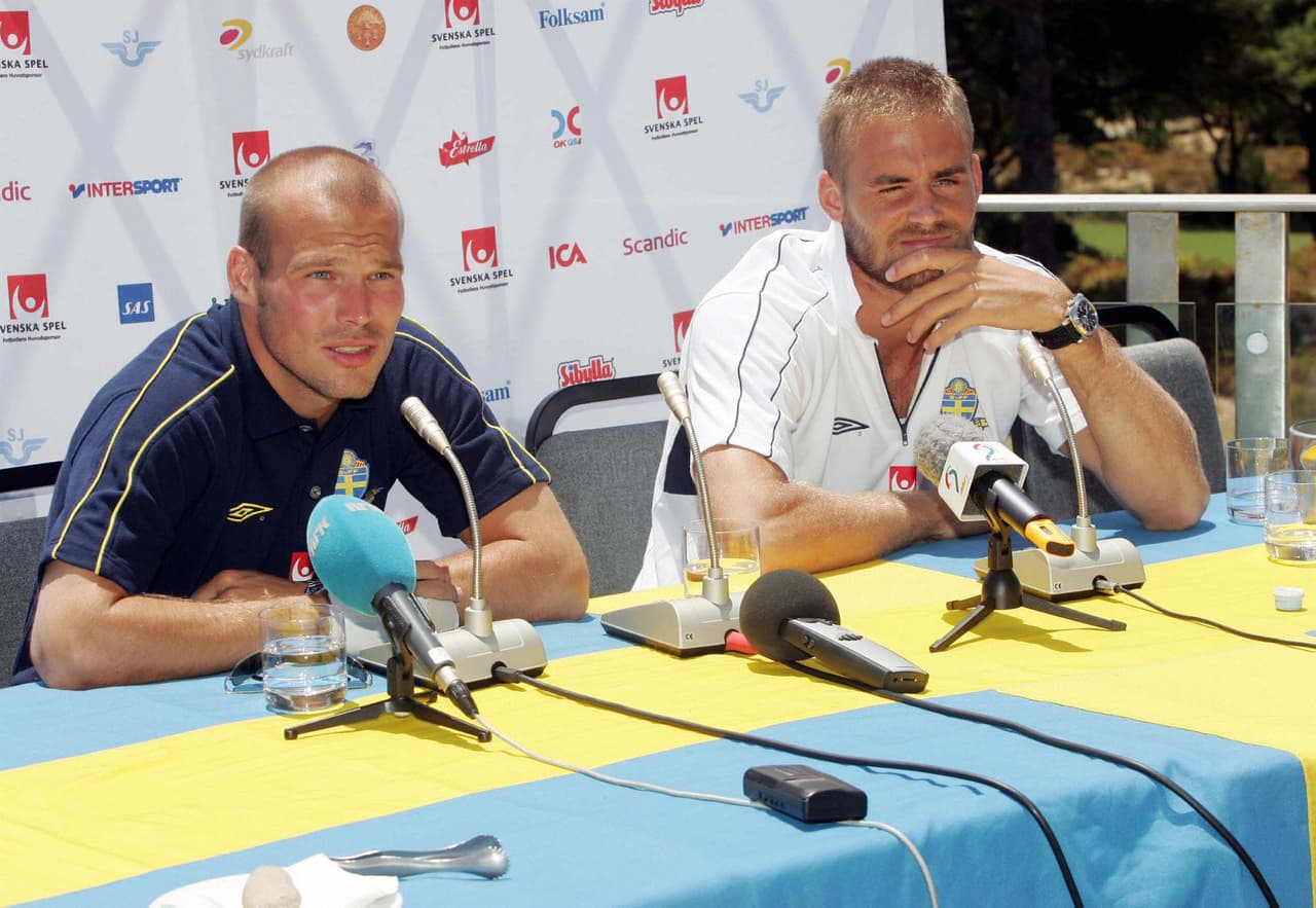 Fredrik Ljungberg y Olof Mellberg tuvieron marcadas diferencias dentro de la Selección de Suecia. Fueron filmados peleando durante un entrenamiento y esa escena se repitió luego del empate sin goles contra Trinidad y Tobago durante el Mundial del 2002. La relación fue mala.
