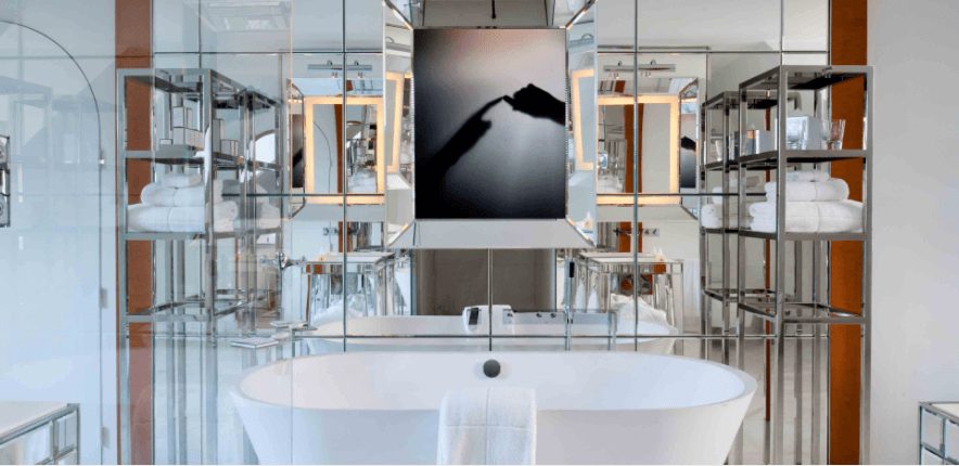 El lujoso hotel de cinco estrellas, Le Royal Monseau, será la casa provisional del astro argentino, pues su salida del Barcelona fue muy repentina. El hotel se encuentra ubicado en 37 Avenue Hoche y fue reformado por el famoso diseñador Philippe Starck. El Parque de los Príncipes se encuentra a tan solo 15 minutos del inmueble.