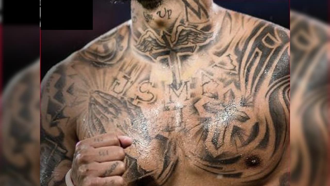 Las impactantes cruces en el pecho de Vidal nos sugieren que es muy espiritual.